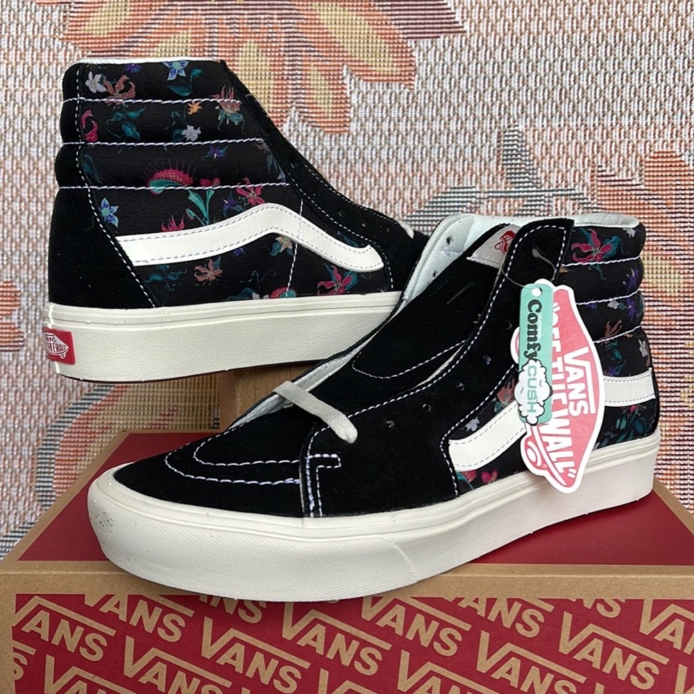 Vans Comfycush Sk8-Hi
Fatal Floral Black
VNOA7TNOBLK
Men’s sneakers -